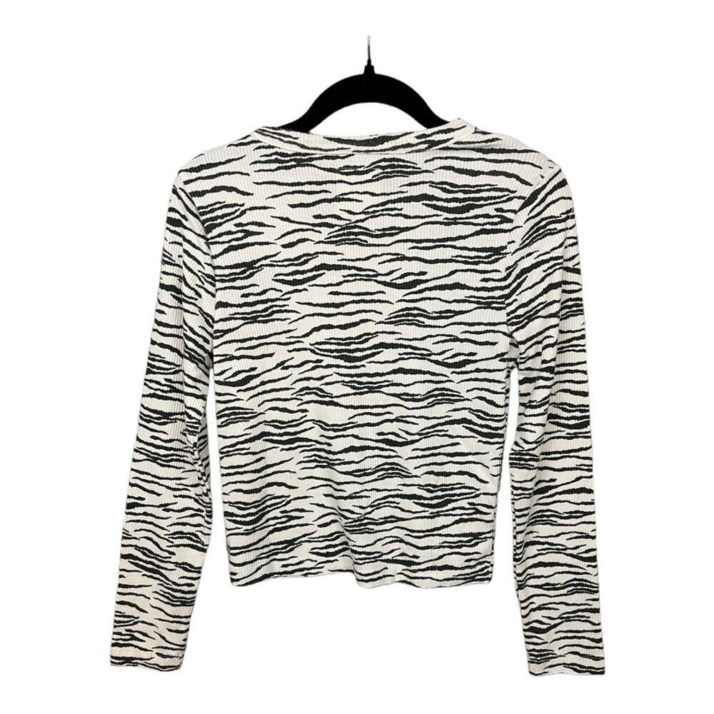Chaser Zebra Print with Bull Horn Ring Front Long Sleeve Cropped Top Size S NWT - Picture 3 of 6